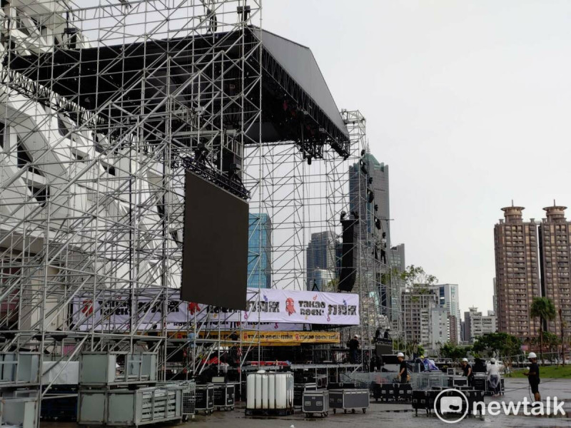 戶外的海風舞台迎風面海，歌迷可在草坡上欣賞演出。   圖：孫家銘攝