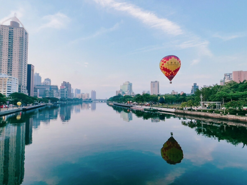 愛河熱氣球高空俯瞰高雄壯闊港灣風景。   圖：高雄市觀光局提供