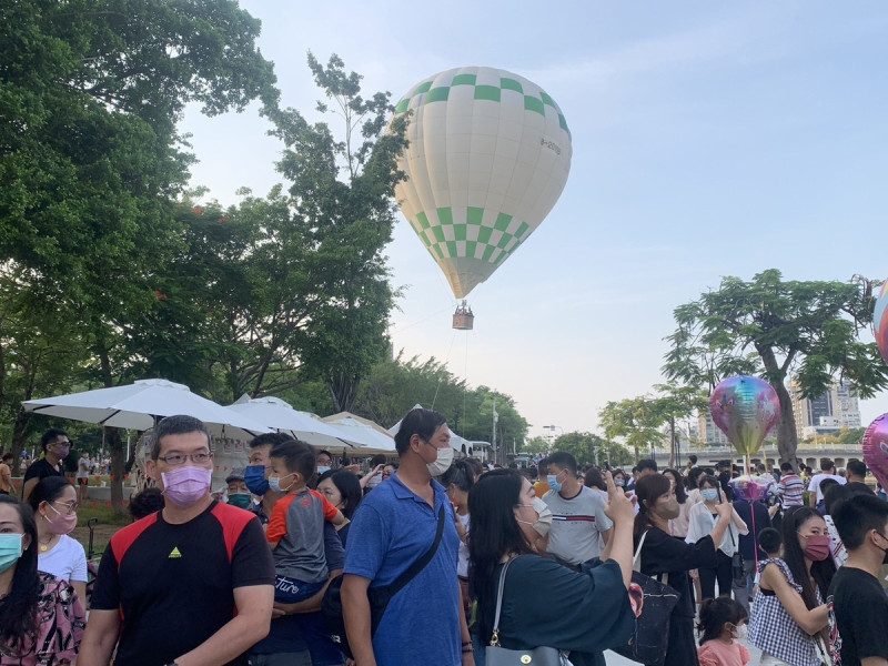 熱氣球美景搭配美食市集。   圖：高雄市觀光局提供