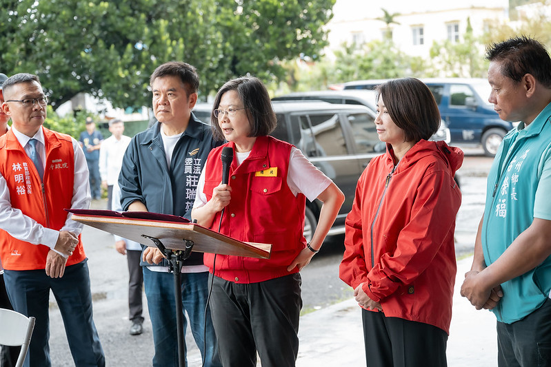 蔡英文總統視察屏東縣滿州國中災情。   圖：總統府提供