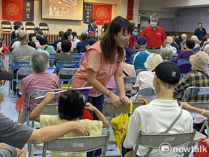 民進黨台北市議員張文潔今晚也短暫現身西村里國慶活動。   圖：周煊惠 / 攝