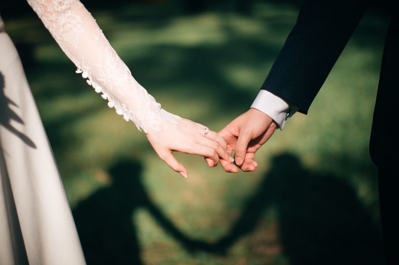 ▲女子和老公結婚8年，發現婆家平時都很節儉，卻在外面欠了一大筆債，在她逼問之下，老公才坦承當初68萬聘金是用借的。圖中非當事人。（示意圖／取自unsplash）   