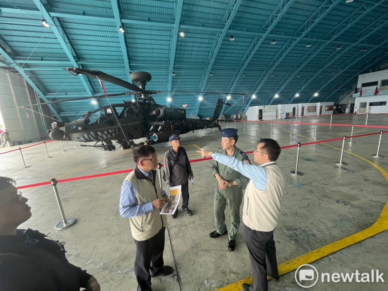 雙十國慶晚會將在空軍台南基地盛大登場，台南市長黃偉哲到空軍基地視察場地各項布置狀況，給與國軍高度肯定並表達感謝之意。   圖：台南市政府/提供