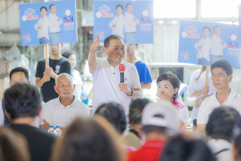 侯友宜到台中后里與農民座談。   圖 : 侯友宜競/提供