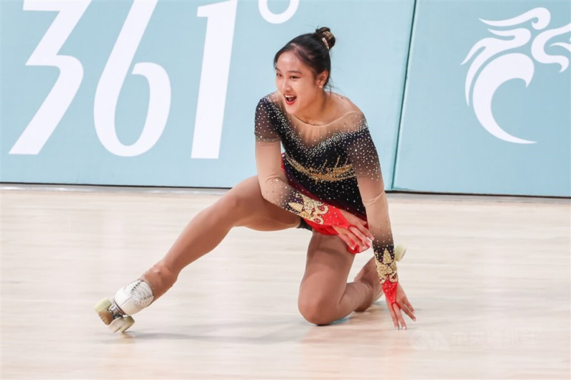 台灣滑輪花式溜冰好手洪筱晴（圖）7日在杭州亞運女子個人決賽登場，儘管長曲第2跳時出現小失誤，最終仍獲得55.62分，以總分94.38分摘金，也完成與爸爸之間的約定，而她想跟天上的父親喊話，「想跟爸爸說，我做到了，希望爸爸有看到」。   圖：中央社提供