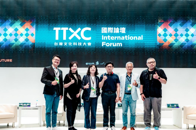 徐宜君(左三)領軍電信三雄出席TTXC台灣文化科技大會首場國際論壇。   圖：高雄市文化局提供