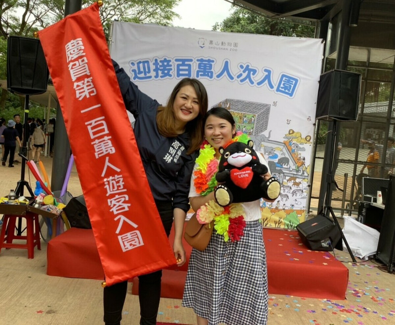 高閔琳(左)親自迎接第100萬位遊客王小姐。   圖：高雄市觀光局提供