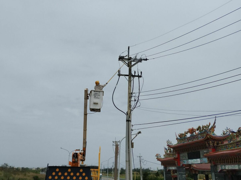 因為雷雨襲北台，台北市士林區、新北市淡水區都出現大規模停電，近2000多戶受到影響。   圖：翻攝自台灣電力公司官網