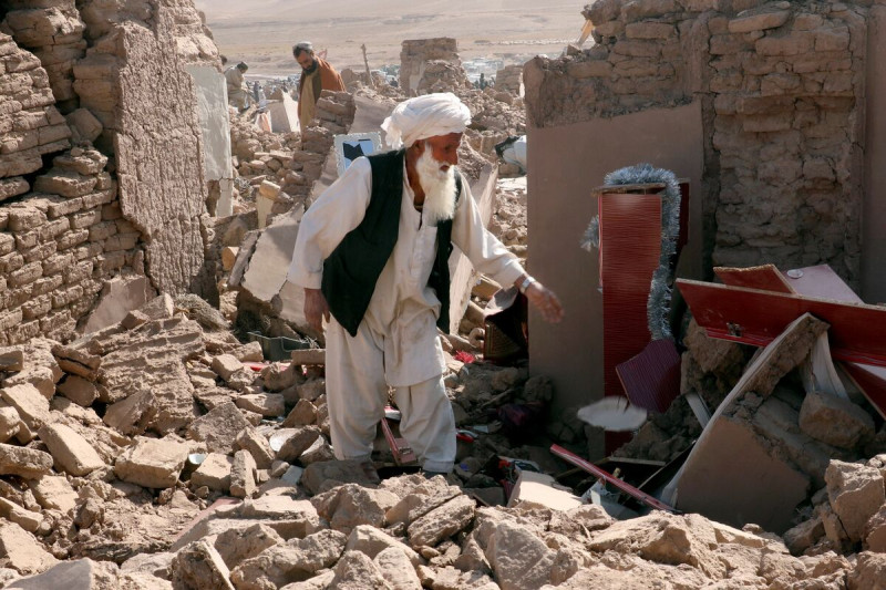 2023 年 10 月 8 日星期日，一名阿富汗男子在地震後進行清理工作。塔利班政府發言人8日表示，強烈地震導致阿富汗西部至少 2,000 人死亡。這是該國二十年來最致命的地震之一。   圖 : 達志影像/美聯社