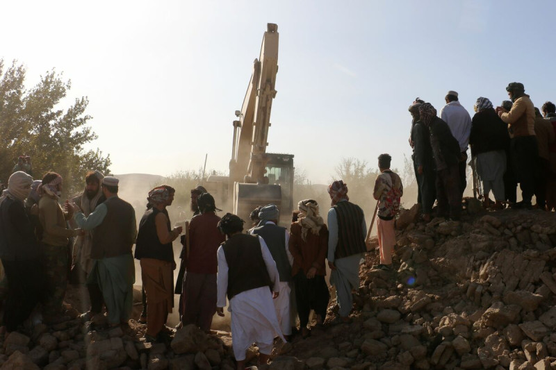 2023 年10 月8 日星期日，阿富汗西部赫拉特省地區發生地震後，一台挖掘機從倒塌的房屋中清除泥土。   圖 : 達志影像/美聯社