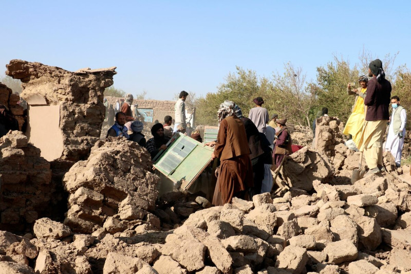 2023 年 10 月 8 日星期日，阿富汗西部赫拉特省發生地震後，阿富汗男子清理廢墟。   圖 : 達志影像/美聯社