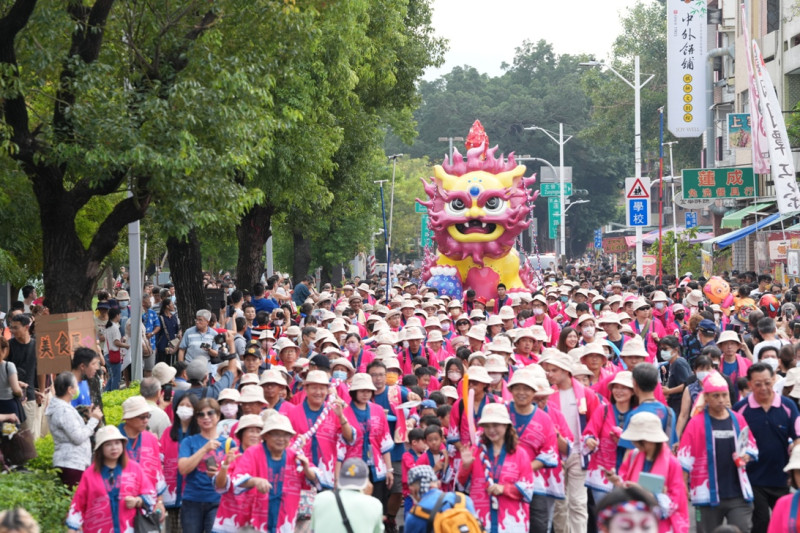 千人齊拉火獅，現場人山人海，。   圖：高雄市民政局提供