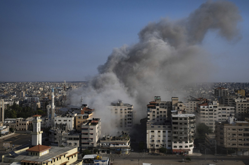 伊斯蘭主義運動組織「哈瑪斯」發動突襲以色列，造成嚴重死傷，以色列隨後實施報復行動，對加薩展開空襲。圖為以色列空襲加薩城後冒出濃煙。   圖：美聯社/達志影像