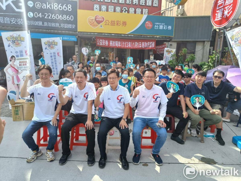 江肇國（左起）、何昱奇、張廖萬堅、莊競程等人帶領現場民眾一同感謝台灣運動好手的好表現。   圖：唐復年/攝