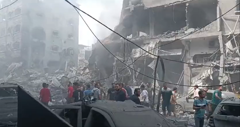 以色列 8 日集結兵力，對哈瑪斯所在的加薩走廊發動空襲後，多數建築倒塌損毀，死傷慘重。   圖: 翻攝自@WarMonitors X