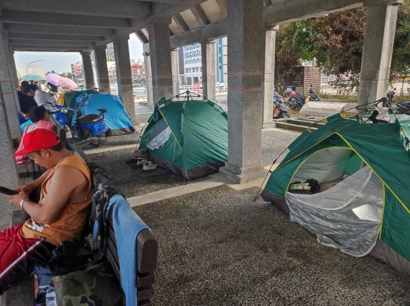 ▲觀光客大量登島，卻也讓小琉球當地出現亂象，就有民眾拍下知名景點「花瓶岩」的周圍涼亭都被遊客佔據，甚至還搭起帳棚。（圖／小琉球聯盟）   