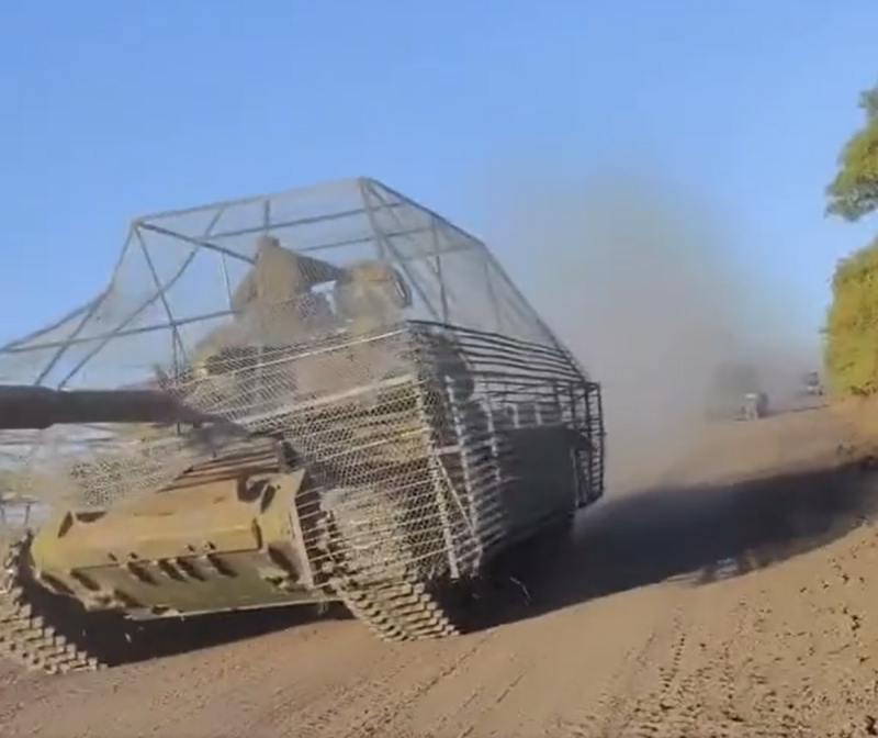  俄軍裝甲車全方位被類似「籠子」的結構覆蓋，用作保護措施。   圖: 翻攝自 X @bayraktar_1love 