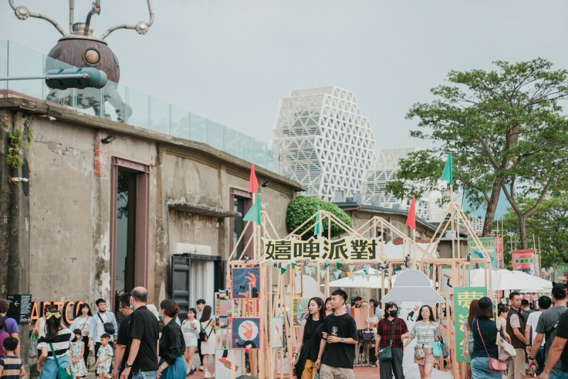 駁二藝術特區第五次舉辦嬉啤派對。   圖：高雄市文化局/提供