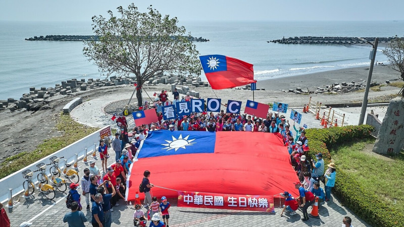 陳若翠在林園市境之南樹前以巨幅國旗慶祝國慶。   圖：陳若翠服務處/提供