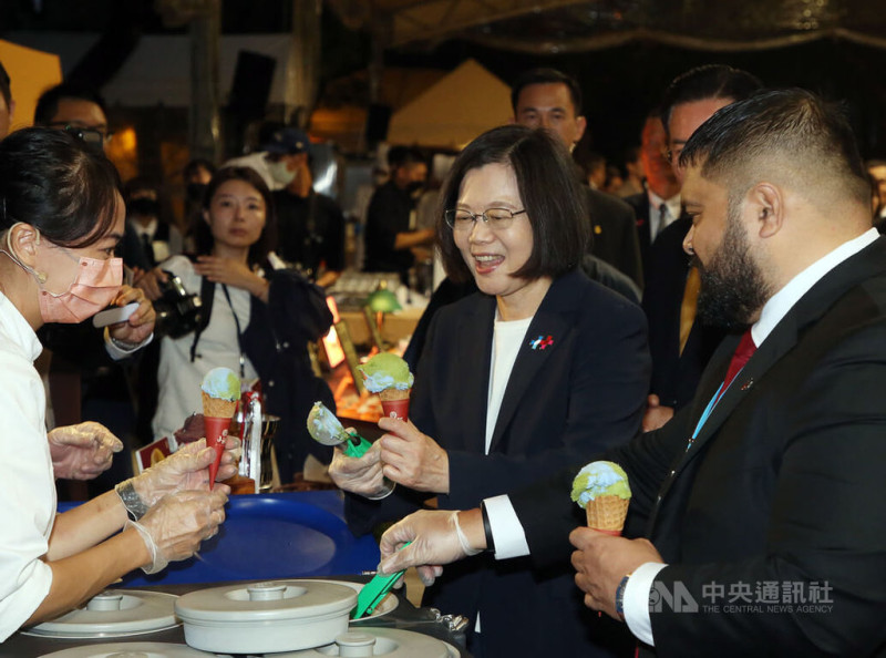 首頁 / 政治國慶酒會香菜冰逗樂蔡總統 油飯擄獲友邦元首心2023/10/10 21:05（10/10 21:11 更新）112年國慶酒會10日晚間在台北賓館舉行，總統蔡英文（右2）與諾魯總統昆洛斯（Russ Joseph Kun）（右）一起在「山風藍義式冰淇淋」攤位現場製作藍綠色的「愛地球」冰淇淋，也象徵兩國對氣候變遷的共同關切。   圖：中央社提供