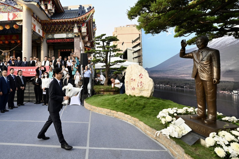 陳其邁向安倍晉三銅像獻花。   圖：高雄市行國處/提供