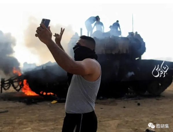 哈馬斯部隊攻下以色列軍營後，在現場自拍慶祝。   圖 : 翻攝自勝研集
