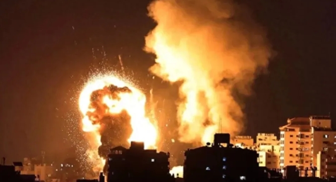 以色列砲轟巴勒斯坦，火光燃燒整個夜空。   圖 : 翻攝自朝暉前哨