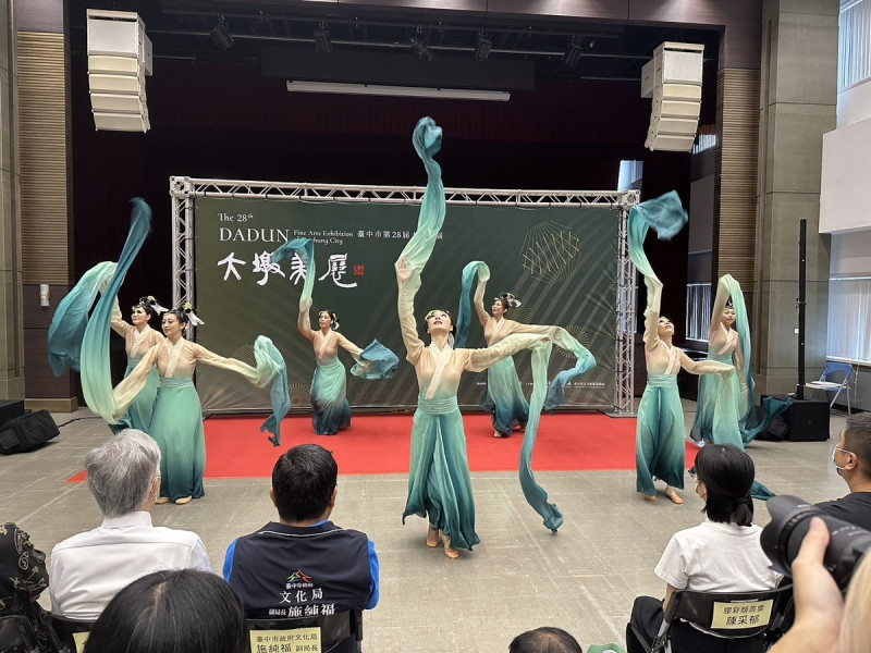 蝶舞舞蹈團開場演出《望海潮》。   台中市政府文化局/提供