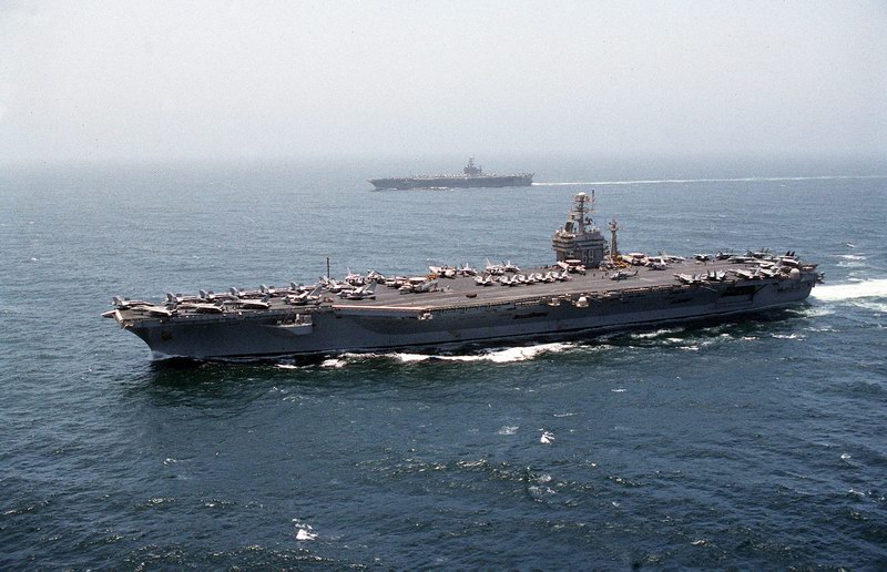 美國海軍「艾森豪號航空母艦(USS Dwight D. Eisenhower CVN-69)」打擊群 14 日前往地中海，目的在於威懾伊朗，還有德黑蘭撐腰的黎巴嫩真主黨（Hezbollah）等組織，避免衝突擴大。   圖：翻攝 U.S. NAVY