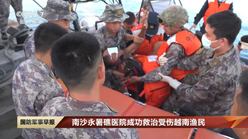 中國塑造和平形象「大外宣」，稱南沙永暑礁醫院救治越南斷臂漁民。   圖：翻攝「微博」沉默的山羊