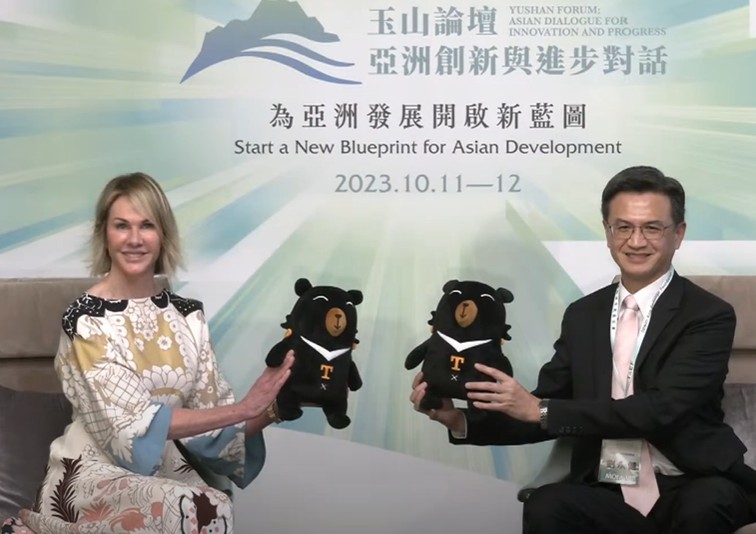 克拉夫特在「2023玉山論壇」場邊記者會展示隨身攜帶的台灣黑熊玩偶。   圖：翻攝外交部YouTube