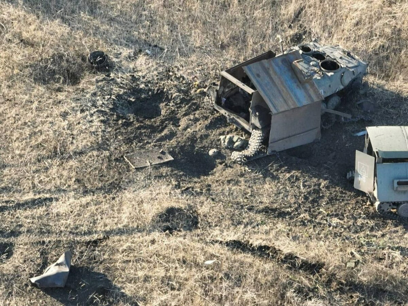 俄軍雖在阿夫迪夫卡以北猛攻，仍被烏軍殲滅多數成員，大量作戰設備也被破壞。圖為被破壞的裝載俄軍裝甲車。   圖：翻攝自 IgorGirkin X（前推特）帳號