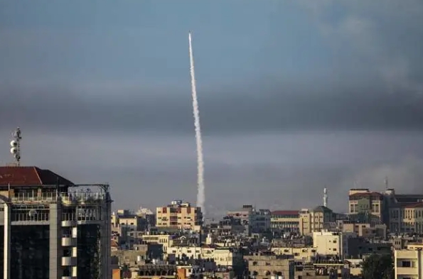 哈瑪斯從民宅中朝以色列發射火箭彈。(資料照片)   圖 : 翻攝自湘評中外
