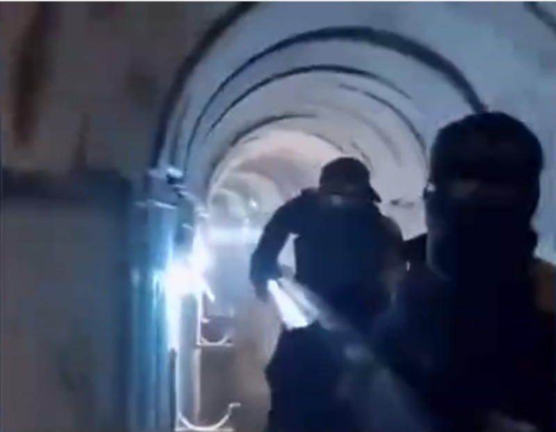 哈瑪斯成員在地堡內搬運火箭彈。   圖：翻攝自鳳凰衛視