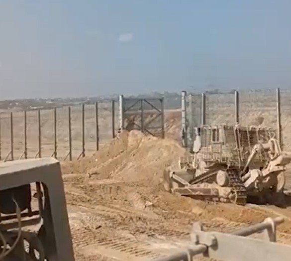 為了避免有哈瑪斯成員順離逃脫，以色列戰鬥工程部隊封鎖加薩邊境圍欄的缺口。   圖：翻攝自 Emanuel (Mannie) Fabian X（前推特）帳號
