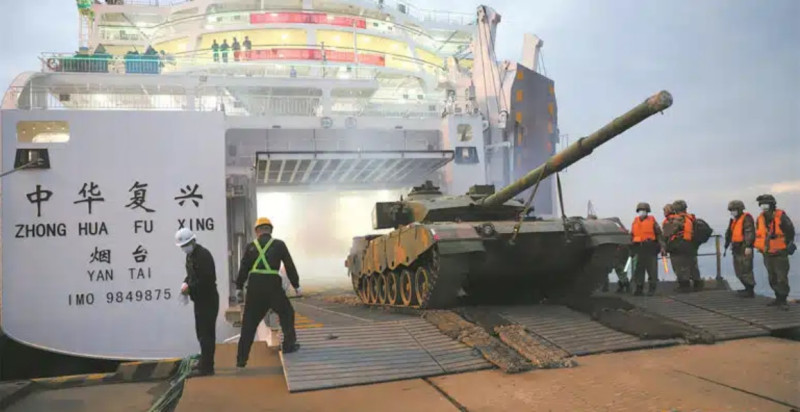 中國解放軍徵用民間船舶支援兩棲登陸作戰。圖為主戰坦克裝卸作業。   圖：翻攝中國軍網(資料照片)