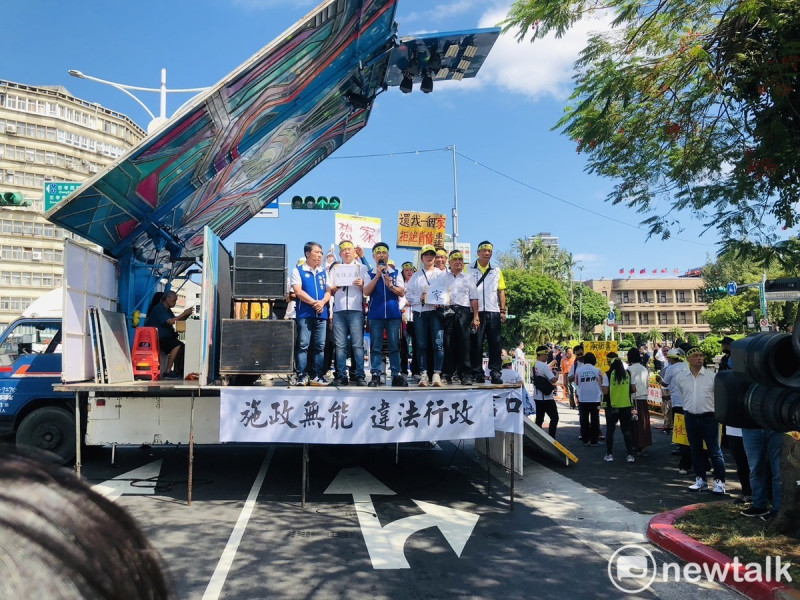 立委黃世杰帶領桃園航空城北上抗議拆遷戶喊口號。   圖：謝莉慧/攝