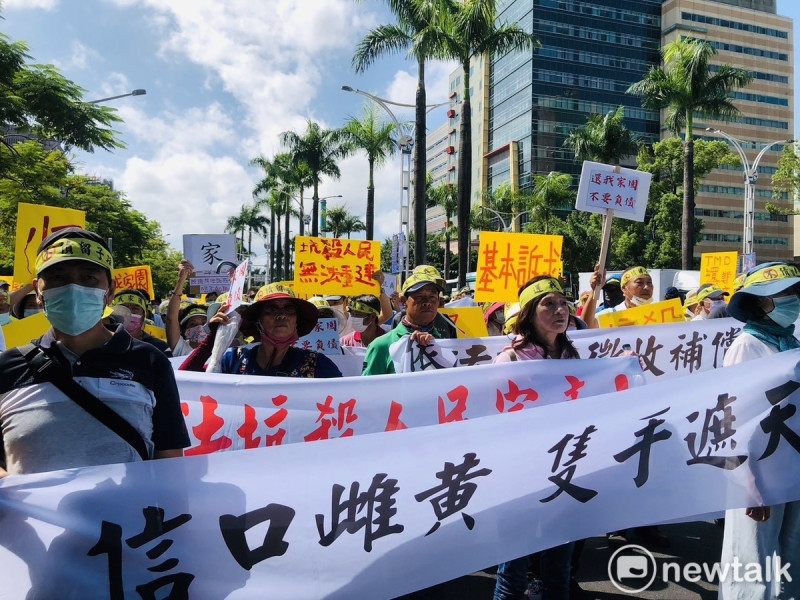 桃園航空城「先建後拆」開發案拆遷戶代表今（13）天北上立法院、行政院和監察院陳情抗議。   圖：謝莉慧/攝