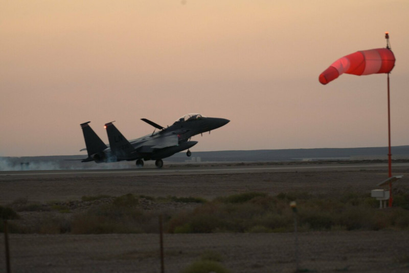 有消息指，24 架 F-15E 打擊鷹（Strike Eagle）戰機已部署至約旦空軍基地，突顯美方致力加強與地區盟友的軍事合作。   圖：擷自「X」@sentdefender