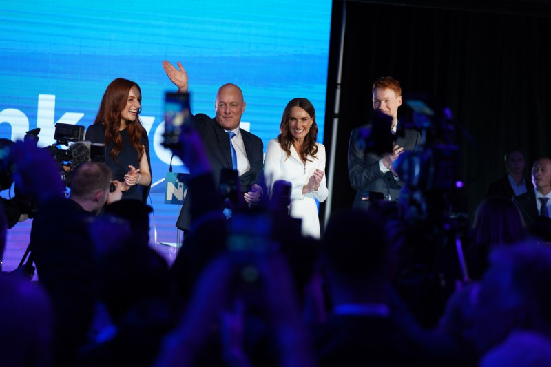 53歲、2019年才棄商從政的前紐西蘭航空執行長盧克森(左二)，帶領的紐西蘭國家黨在紐國大選中勝出，盧克森將成為新任紐西蘭總理。   圖片來源/Christopher luxon facebook