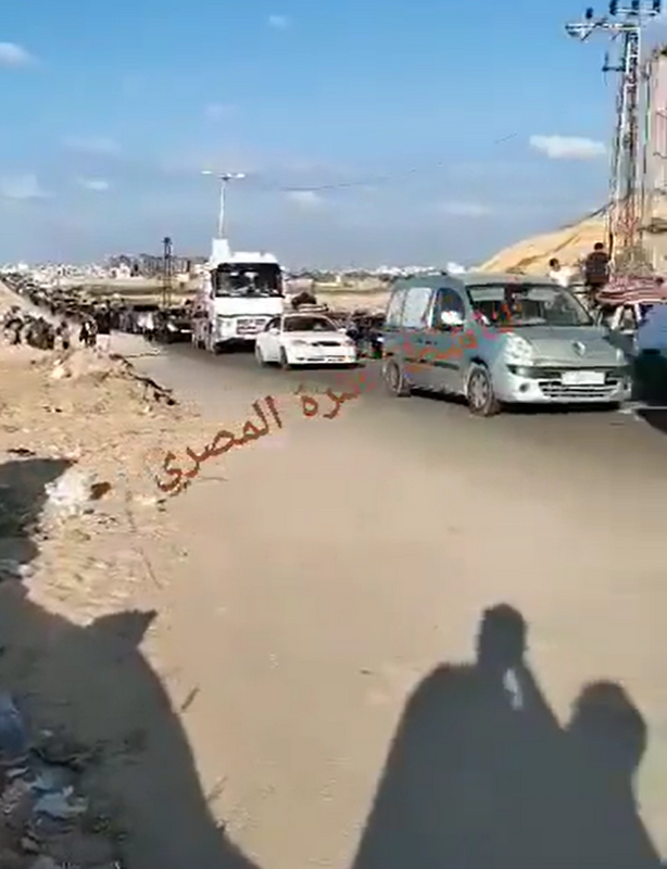 以色列軍方 14 日再度宣布，開放 2 條路線供平民逃離加薩北部，該路線已被試圖逃離的車輛堵塞。   圖:擷取自@ArturRehi X 