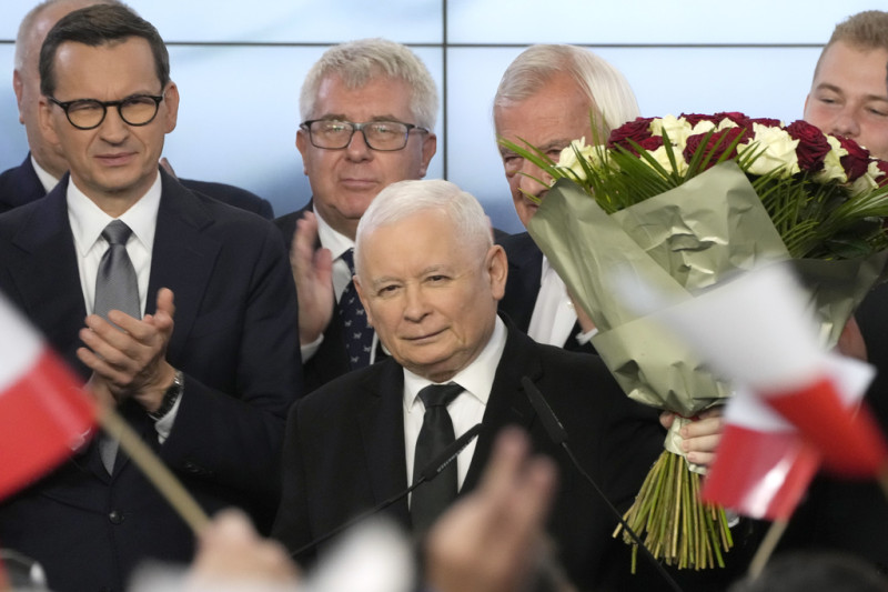 波蘭執政黨法律與正義黨領袖雅羅斯瓦夫·卡欽斯基（中）在波蘭華沙向他的支持者致意。   圖 : 達志影像/美聯社