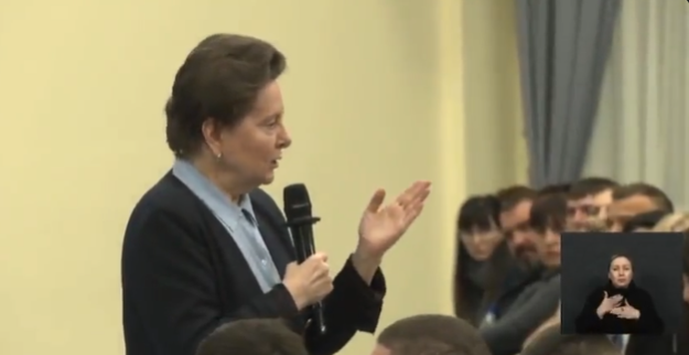 面對這名女子的詢問，科馬洛娃表示他是州長不是國防部長。   圖 : 翻攝自影片