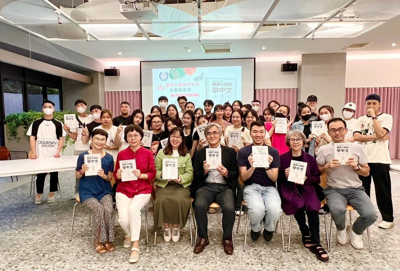 弘光科大華語文中心贈送老師阮氏玉梅著作的新書《越南人開始學中文》給學生。   弘光科大/提供
