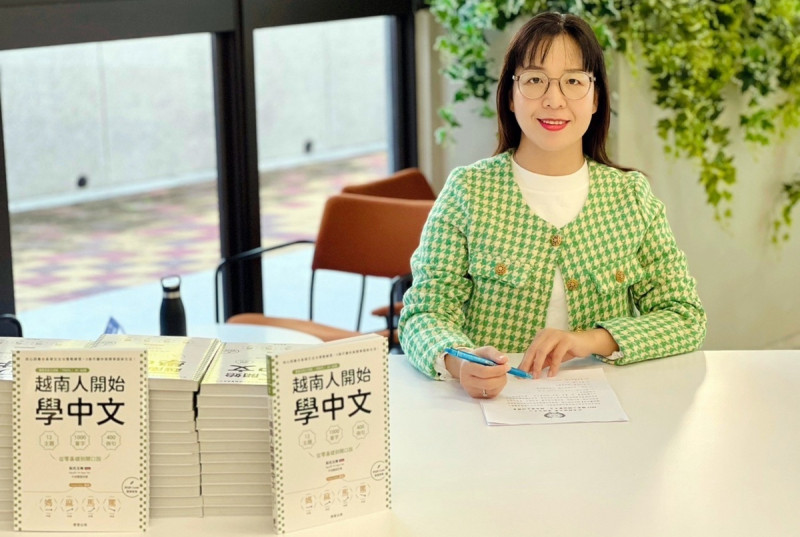 _華語文中心老師阮氏玉梅著作的新書《越南人開始學中文》。   弘光科大/提供