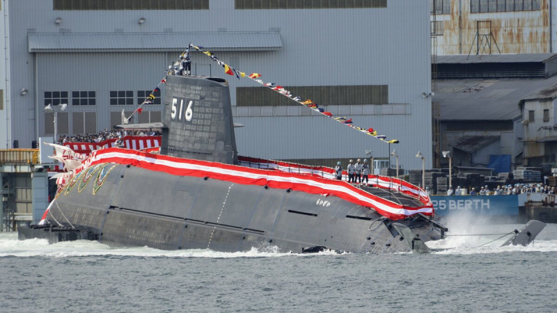 日本海上自衛隊「大鯨級」傳統動力攻擊潛艦4號艦「雷鯨號(らいげい，SS-516)，17日在川崎重工神戶造船廠命名下水。   圖：翻攝「X」@TAIGEI_SS513