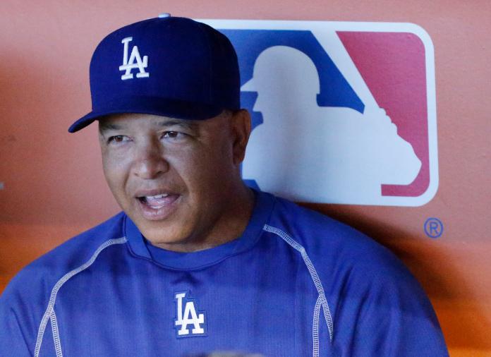 道奇隊主帥Dave Roberts，雖今年再度帶領球隊拿下單季百勝，但在首輪遭到響尾蛇橫掃出局，但道奇棒球事務部總裁Andrew Friedman仍表示會續留Dave Roberts。   圖／美聯社／達志影像