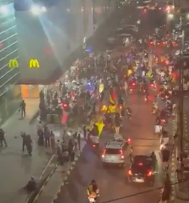 憤怒的黎巴嫩民眾衝到當地麥當勞砸店。   圖 : 翻攝自推特
