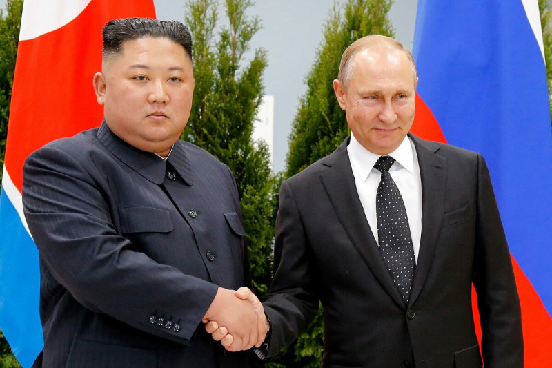 北韓近期向俄羅斯提供軍援，讓俄軍能在烏俄戰爭中持久作戰。圖為北韓領導人金正恩(左)與俄羅斯普丁(右)。   圖：翻攝自  Anton Gerashchenko X（前推特）帳號