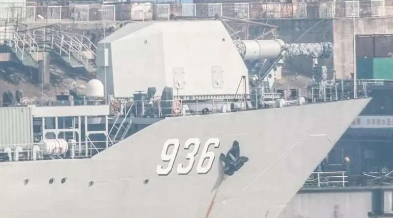 中國「072型」坦克登陸艦「海洋山號(舷號936)」艦艏主砲位置安置一座電磁軌道砲。   圖：翻攝陸網/每日頭條